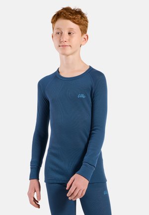 Blaues, geripptes Langarm-Baselayer-Oberteil mit rundem Halsausschnitt und taillierter Passform, das ein kleines gesticktes Logo auf der Brust trägt.