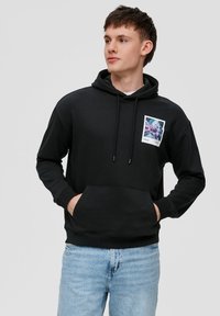 Sudadera negra de material de forro polar, con un bolsillo frontal, capucha con cordón y un estampado gráfico en la parte izquierda del pecho.