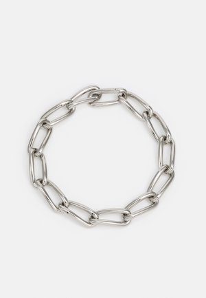 Collana in metallo argentato con maglie ovali allungate e finitura lucida, che crea un design liscio e testurizzato.