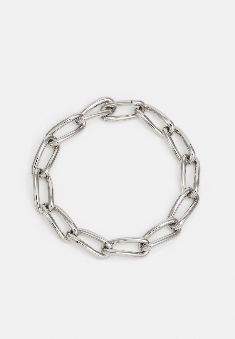 Sølvfarvet metal kæde halskæde med forlængede, ovale led med en poleret overflade, som skaber et glat, struktureret design.