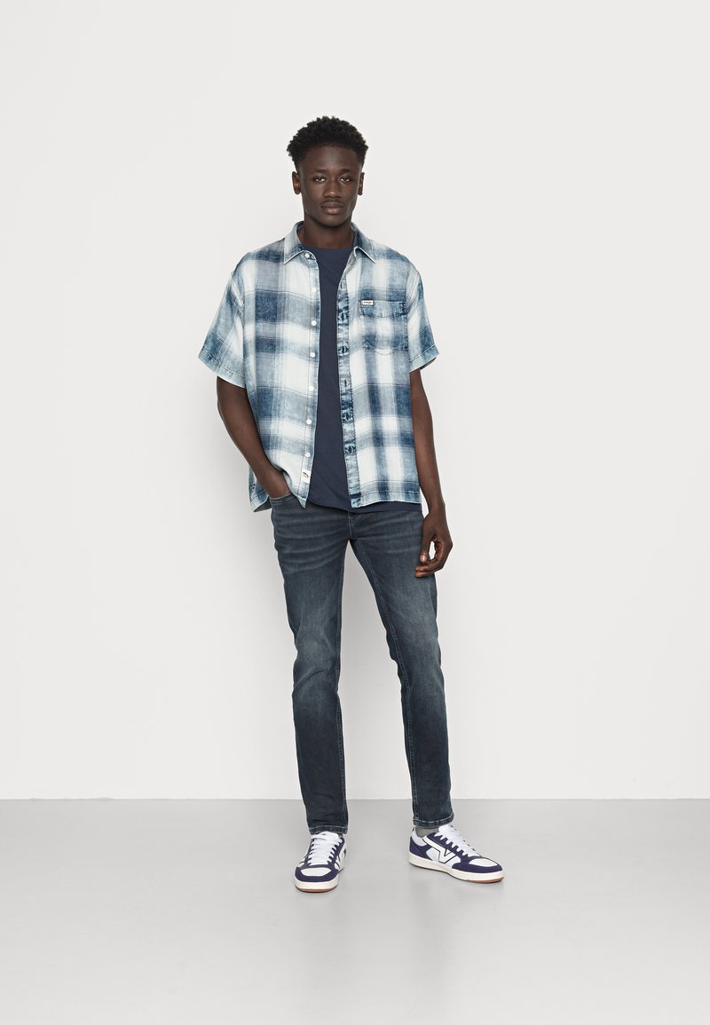 Herren Freizeithemden | Wrangler Hemd snow indigo/hellblau - WO08763 Herren Freizeithemden | Wrangler Hemd snow indigo/hellblau - WO08763