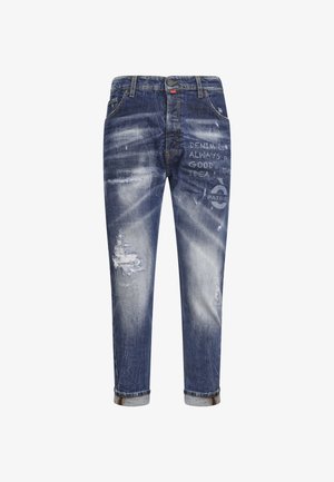 Vaqueros de mezclilla azul claro con detalles desgastados, textura desvaída y bajos remangados. Presentan texto impreso y detalles de logotipo en la tela.