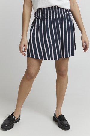 Jupe rayée bleu marine avec taille élastique, ornée de rayures verticales blanches et roses, fabriquée en tissu léger.
