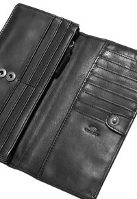 Portefeuille en cuir noir avec plusieurs emplacements pour cartes, un compartiment zippé et une fermeture à pression. Étiquette de protection RFID incluse ; texture lisse.