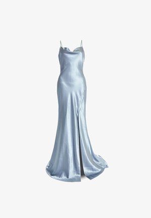 Vestido de satén azul claro con una silueta ajustada, tirantes delgados y una abertura alta en un lado, con una textura suave y brillante.