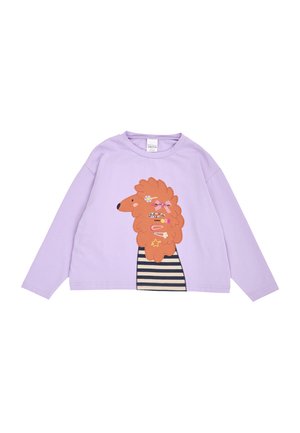 Fliederfarbenes Langarmshirt für Kleinkinder mit einem cartoonhaften orangefarbenen Pudel, der bunte Haarspangen und einen schwarz-weiß gestreiften Kragen trägt.