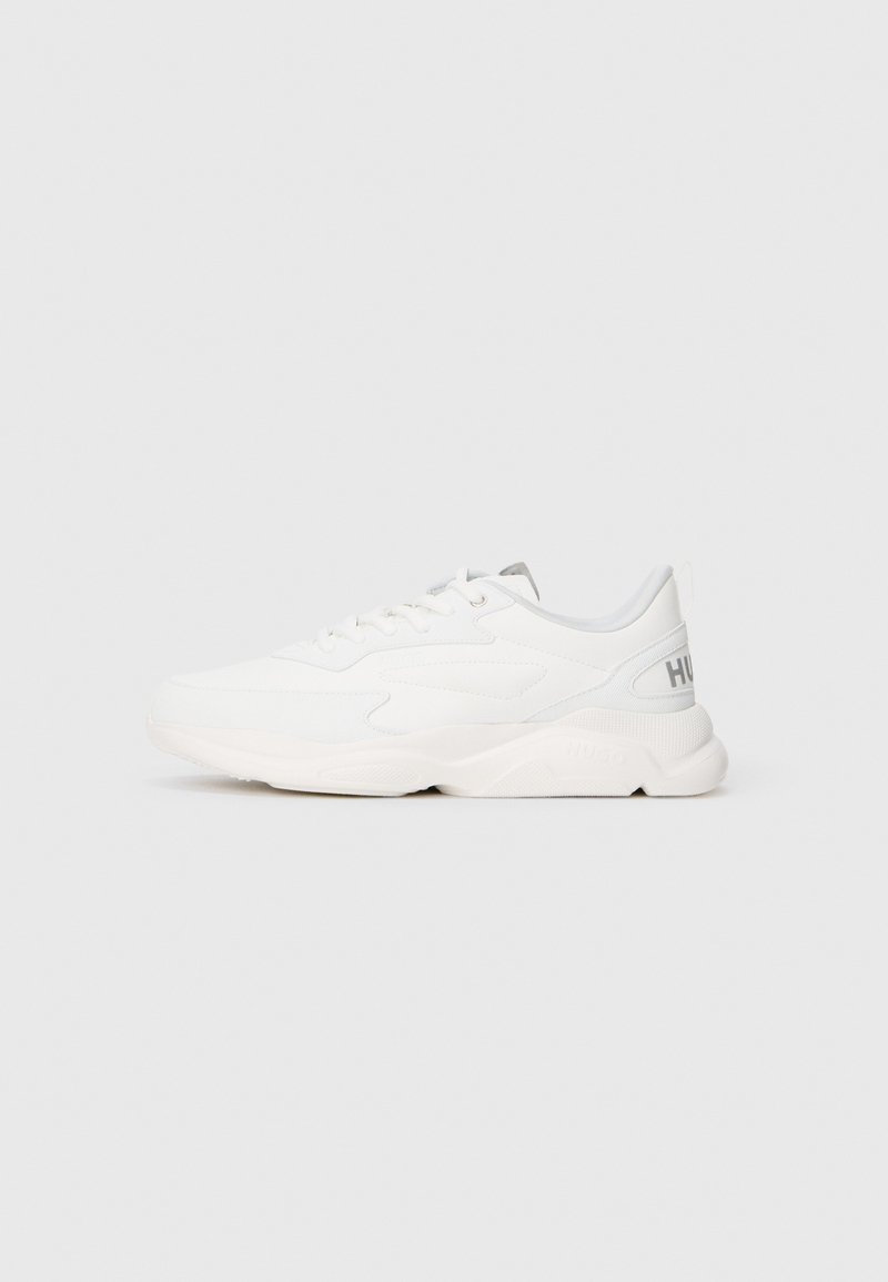 Hvit lavt punkt sneaker med snøring, teksturert såle, og subtil merkevare på hælen og siden.