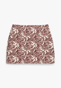 Falda burdeos con un patrón de rosas blancas; diseño ajustado, textura suave y una cintura alta. Las flores tienen contornos detallados y sombreado.