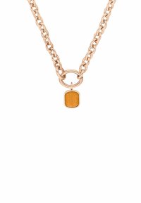 Collana in tono oro con un design a maglia grande e un pendente rettangolare in ambra che pende da un anello metallico circolare.