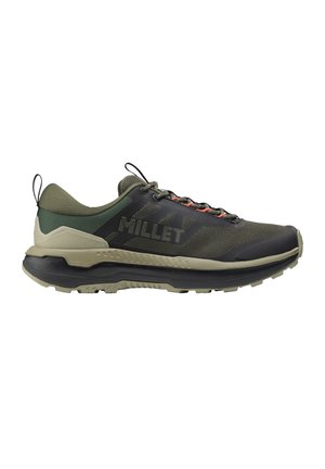 Chaussure de trail Millet basse verte et noire avec des accents beige et une semelle texturée, vue de côté.