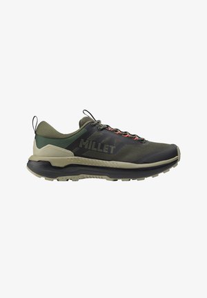 Chaussure de trail Millet basse verte et noire avec des accents beige et une semelle texturée, vue de côté.
