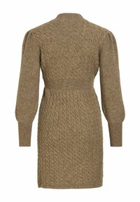 Robe en maille marron avec motif torsadé, manches longues bouffantes, taille cintrée et poignets côtelés, vue de dos.