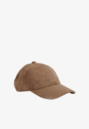 Cappellino da baseball in camoscio marrone con fori di ventilazione cuciti e piccolo logo ricamato sul pannello frontale.