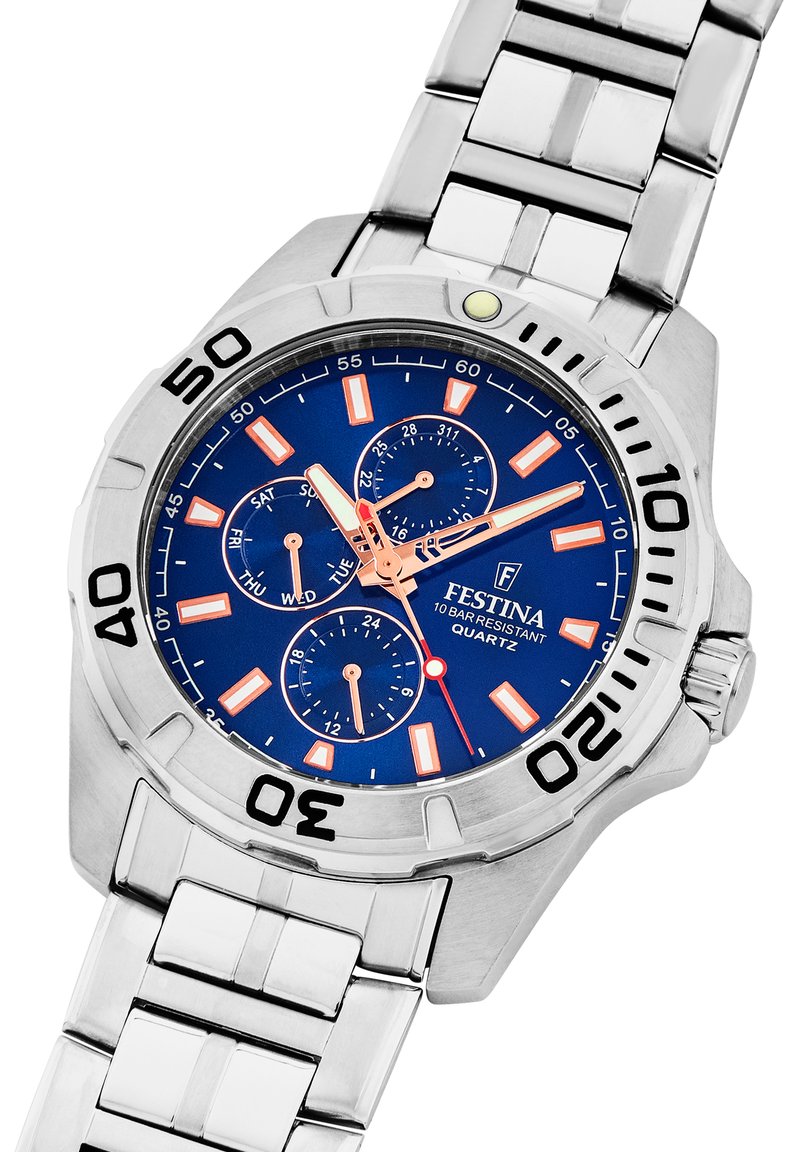 Montre en acier inoxydable argenté avec un cadran bleu, des accents orange, trois sous-cadrans, affichage de la date et un bracelet en mailles métalliques. Résistante à l'eau jusqu'à 10 bars.