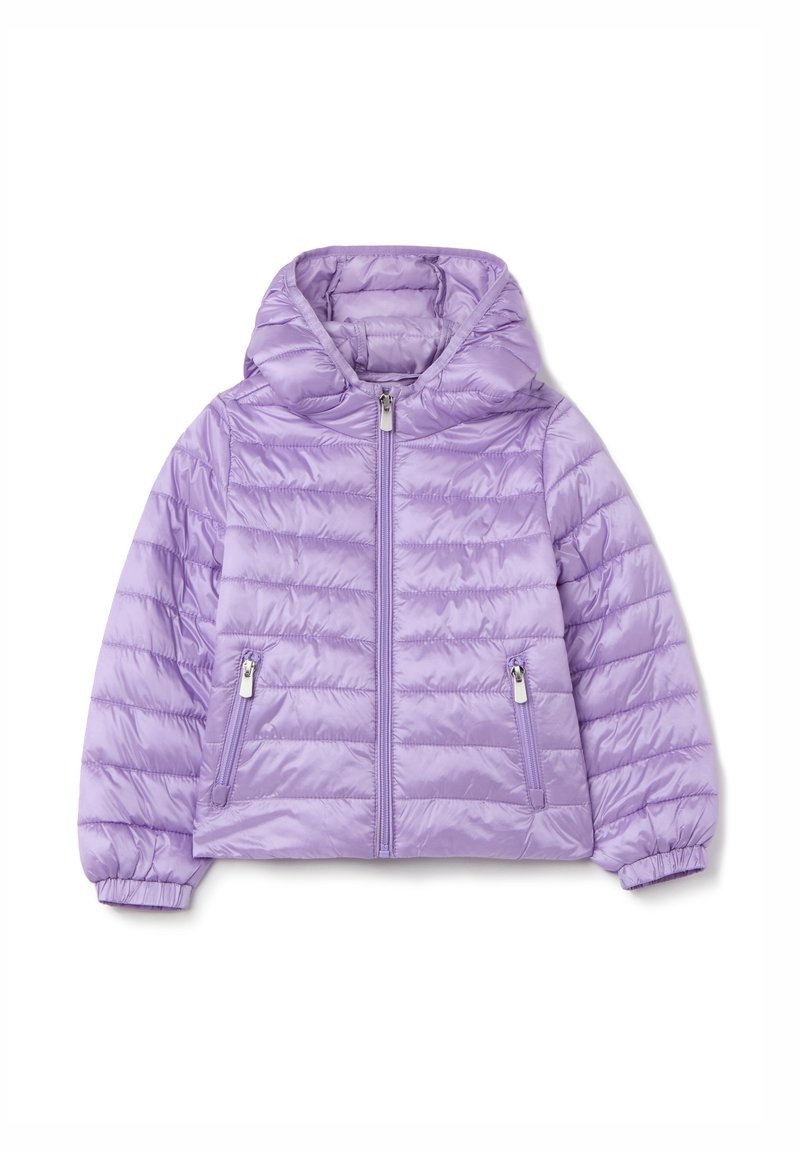 Chaqueta acolchada de color púrpura claro con capucha, con costuras horizontales, dos bolsillos con cremallera y puños elásticos. Tejido suave y brillante.