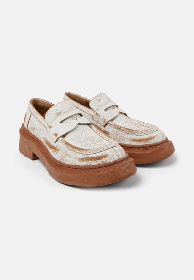 Hvide læder loafers med en tekstureret finish, som har brune gummisåler og et syet design på overdelen. Klassisk penny slot detalje.
