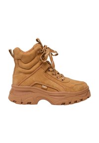 Botas altas de ante en color tostado con suela de goma gruesa, punta redonda y ojetes reforzados. Presenta cordones de cinta y detalle de marca en el lateral.