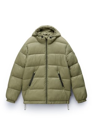 Giacca puffer verde oliva con cappuccio, caratterizzata da un design trapuntato, due tasche frontali con cerniera e un cordoncino regolabile all'orlo.