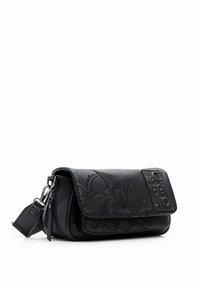 Schwarze Leder-Schultertasche mit geprägtem Blumenmuster, magnetischer Klappe und verstellbarem Trageriemen mit silbernen Hardware-Details.