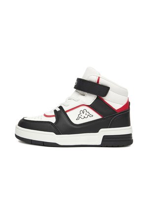 Wysoki sneaker w kolorach białym, czarnym i czerwonym z paskiem na rzep oraz logiem Kappa po boku, pokazany z profilu lewej strony.