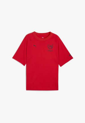 Röd bomullströja med korta raglanärmar, med svart "75" och lagerkransgrafik, samt Puma-logotyp på axeln och bröstet.