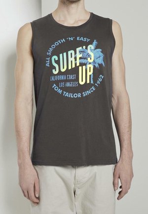 Mørkegrå ærmeløs skjorte med et farverigt grafikmotiv med teksten "SURF'S UP", palmer og brandtekst. Blødt stof, afslappet design.