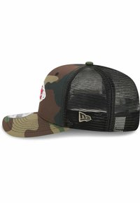 Camouflage-Baseballcap mit gebogenem Schirm. Die Vorderseite ist aus einem Stoff mit einem Camouflage-Muster; die Rückseite zeigt ein schwarzes Mesh-Design. Markantes Logo auf der Vorderseite.