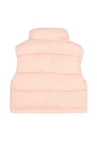 Jasnoróżowa bezrękawnik puchowy, z poziomym pikowaniem, wysokim kołnierzem i gładką, błyszczącą teksturą. Prosty design, bez widocznych zapięć.