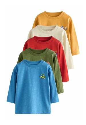 Fünf langärmelige T-Shirts, die in einer gestapelten Anordnung präsentiert werden. Farben: blau, grün, rot, creme und gelb. Merkmale sind verspielte Stickereien.