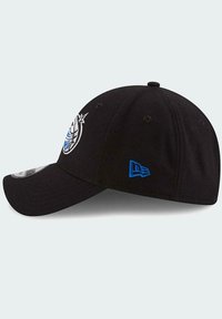Gorra negra con visera curva, que presenta un logo bordado en blanco y azul en la parte frontal, y un acento azul en el lateral. Material de algodón.
