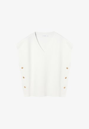 Weißer, gestrickter ärmelloser Pullover mit V-Ausschnitt und goldfarbenen Knopfakzenten entlang der linken Seite. Weiche Textur und lockere Passform.
