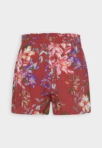 Pantalones cortos florales de tela roja con flores blancas, moradas y verdes, con cintura elástica y corte relajado.