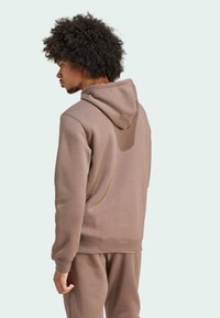 adidas Originals TREFOIL ESSENTIALS - Felpa con cappuccio - earth strata