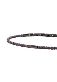 Brett med pärlor som har fyrkantiga lila och bruna stenar, blandat med mörka metalliska rektangulära accenter och ett slätt svart lås.