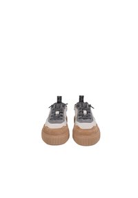Sneaker grigie e beige con suola in gomma spessa, parte superiore in suede e tessuto, design con lacci e dettagli testurizzati sul tallone.