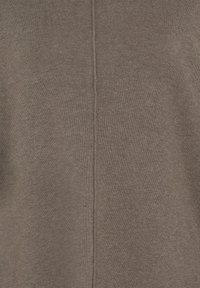 Pull en tricot marron avec une texture côtelée, comportant une couture centrale dans le dos. Tissu doux avec une coupe légèrement ample.