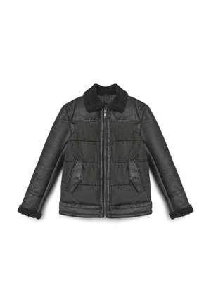 Giacca a vento nera con maniche in pelle, collo in sherpa e due tasche frontali con texture trapuntata sul corpo.