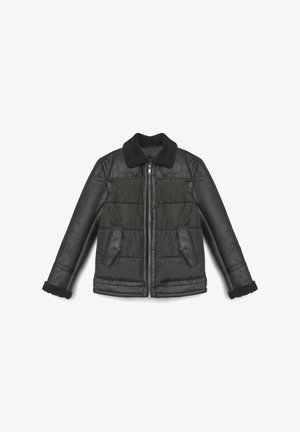 Giacca a vento nera con maniche in pelle, collo in sherpa e due tasche frontali con texture trapuntata sul corpo.
