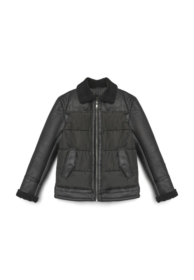 Schwarze Daunenjacke mit Lederärmeln, einem Sherpa-Kragen und zwei Fronttaschen, die einen gesteppten Stoff auf dem Körper hat.