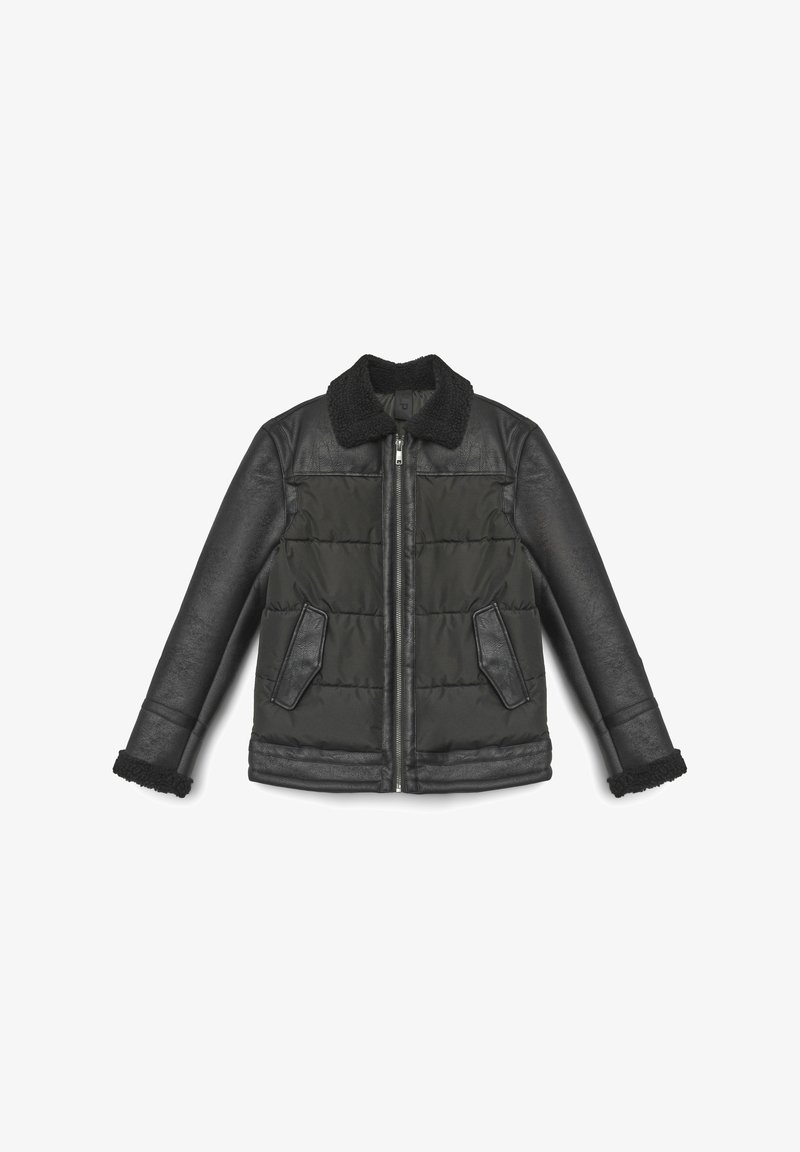 Giacca a vento nera con maniche in pelle, collo in sherpa e due tasche frontali con texture trapuntata sul corpo.