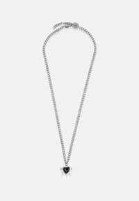 Colier din argint, cu un pandantiv în form�ă de inimă neagră și oase încrucișate, fixat cu un închizător reglabil. Finisaj lucios pe toată suprafața.