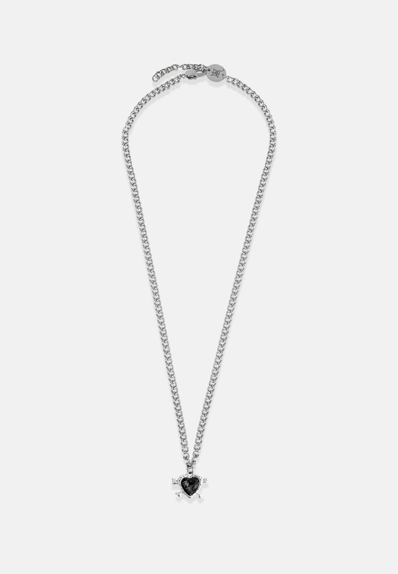 Colier din argint, cu un pandantiv în formă de inimă neagră și oase încrucișate, fixat cu un închizător reglabil. Finisaj lucios pe toată suprafața.