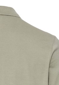 Lysegrøn polo skjorte med krave af struktureret stof. Designet har en ren, enkel skæring med ribbet halsudskæring og glat finish.