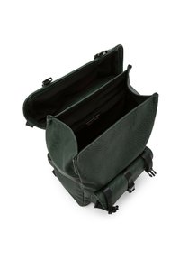 Zaino in tessuto verde con due compartimenti principali, spallacci regolabili e una superficie testurizzata. Presenta un lembo superiore e dettagli in hardware nero.