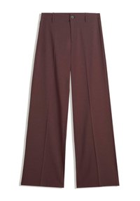 Szerokie brązowe spodnie z przednim zapięciem na guzik i zamek błyskawiczny, z paskami na pasek i prasowanymi zakładkami na nogawkach, ułożone na białym tle.