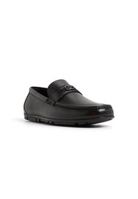 Sort læderloafersko med hæftet detailing og en dekorativ spænde. Rund form, fleksibel sål og glat tekstur. Minimalistisk design.