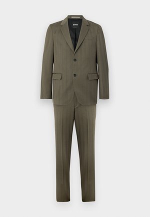 Olivgrünes Anzugset mit Nadelstreifenmuster, bestehend aus einem Zwei-Knopf-Sakko und einer Hose mit flachem Bund. Der Stoff hat eine glatte Textur.