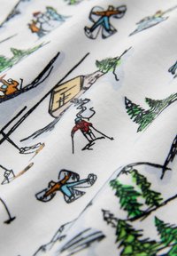 Hvidt stof med et gentaget mønster af skiløbende figurer, sne-mænd, træer og et skilt, med farverige, tegneserieagtige illustrationer og omrids.
