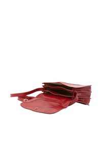 Borsa a tracolla rossa in pelle con chiusura a pattina, dotata di tre scomparti e una tracolla sottile. Texture liscia e hardware minimale.