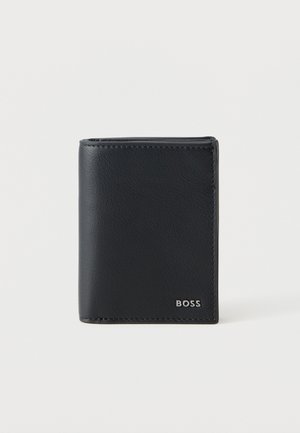 Portefeuille noir en cuir bifold avec logo métallique « BOSS » en bas à droite, présenté sur un fond clair uni.